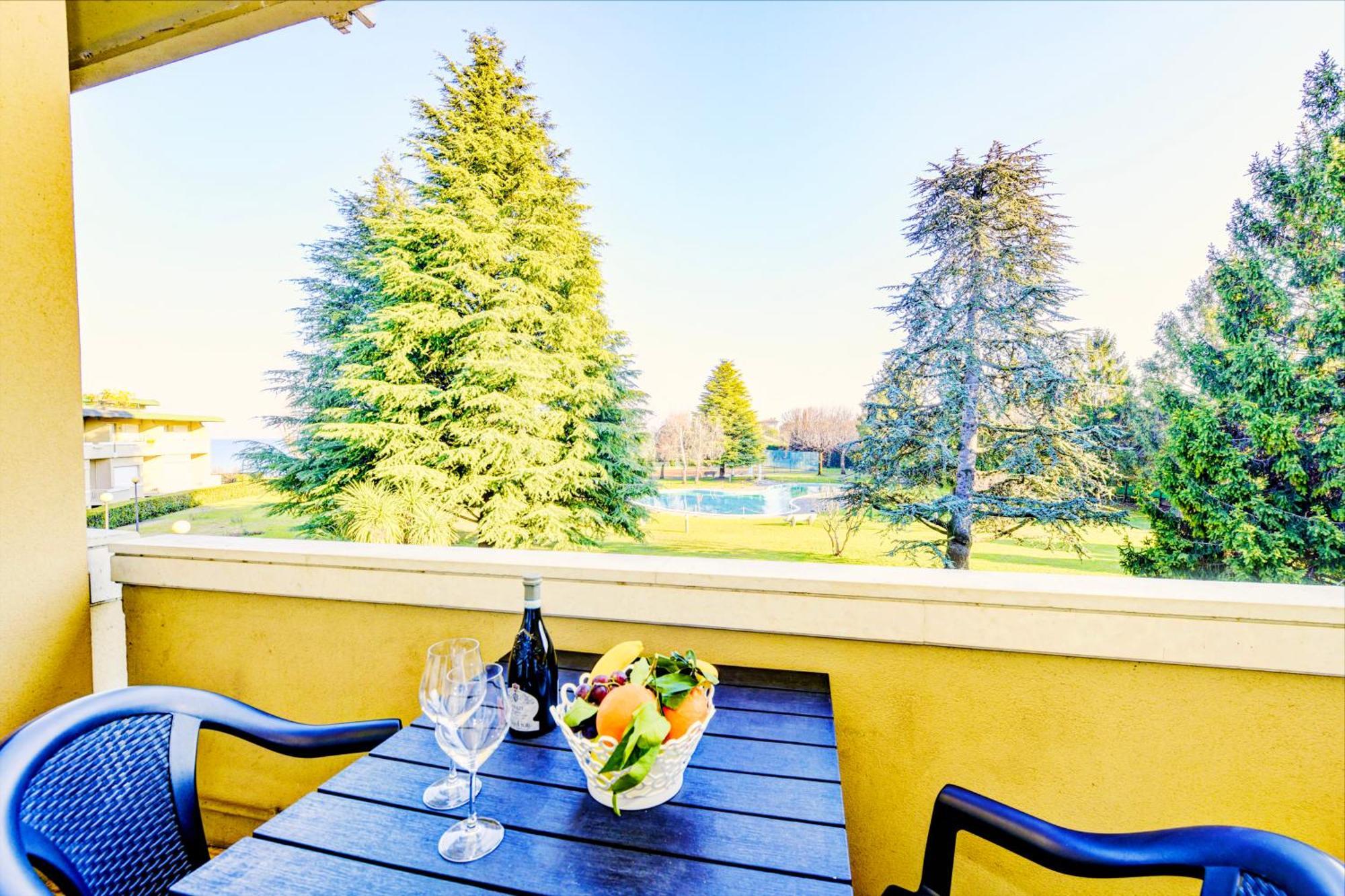 The Riva Apartment Сирмионе Екстериор снимка