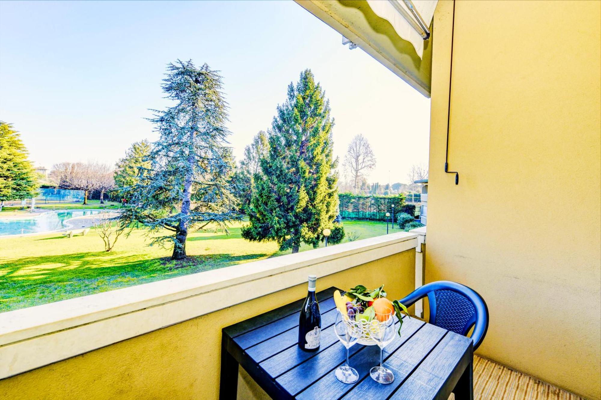 The Riva Apartment Сирмионе Екстериор снимка