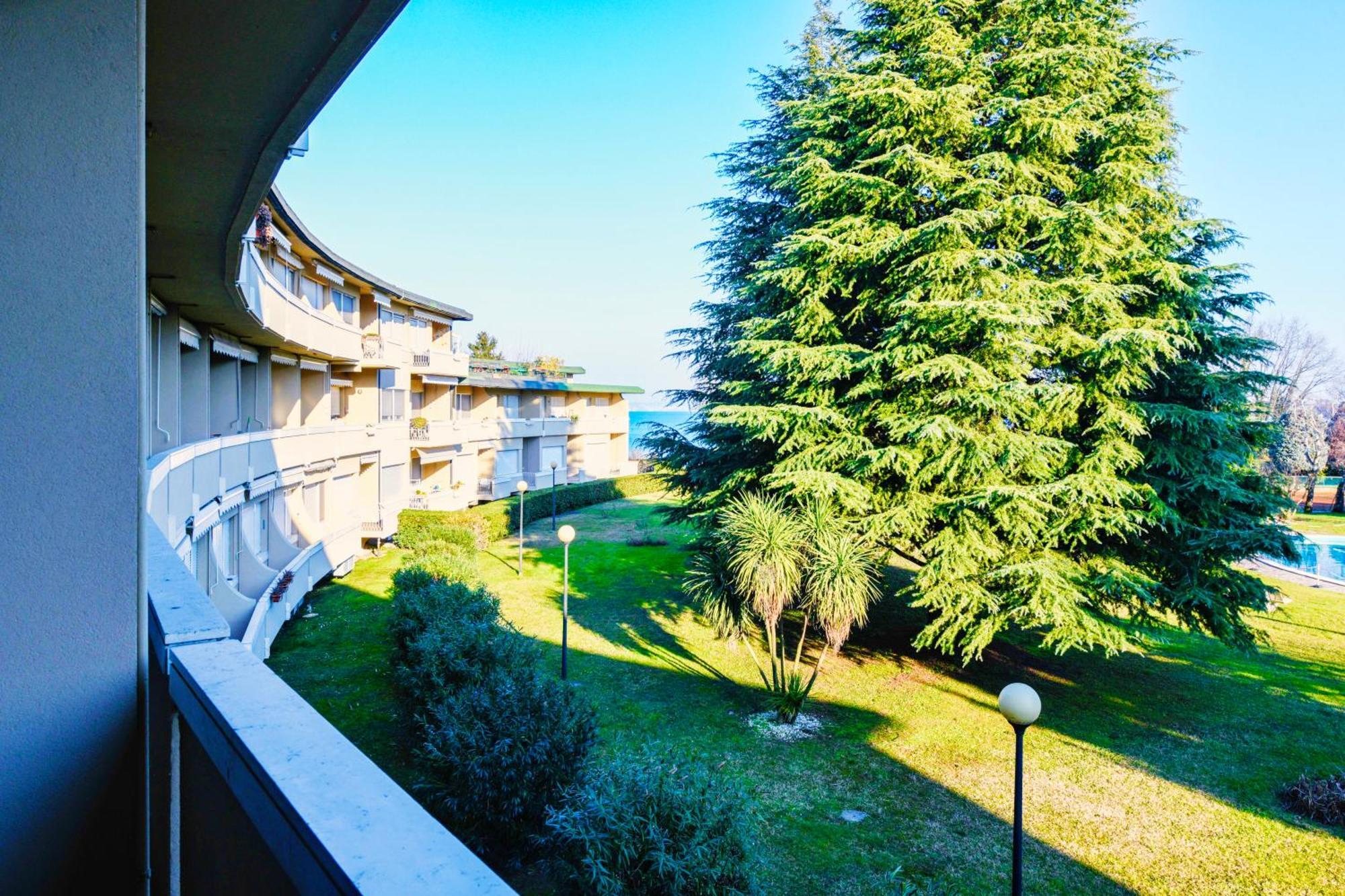 The Riva Apartment Сирмионе Екстериор снимка